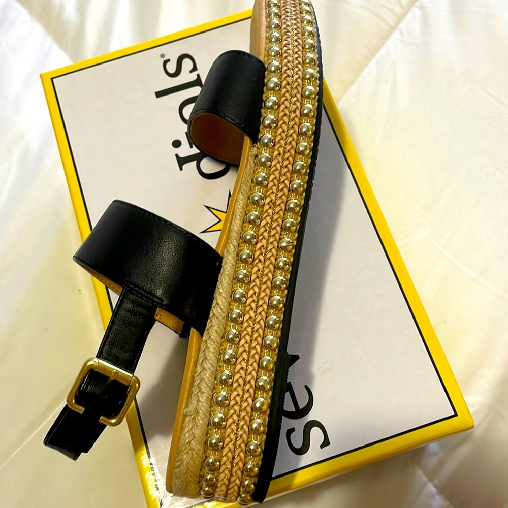 Women’s Gold Studded Sandals New!🍹✈️❤️